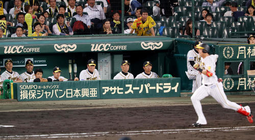 阪神対中日　9回裏阪神2死、三ゴロに倒れる中谷（右手前）を前に静まる阪神ベンチ。右から3人目は厳しい表情を見せる金本監督（撮影・前田充）