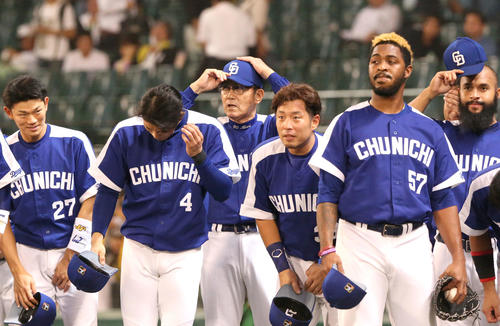 阪神対中日　阪神に勝利し、レフトスタンドの応援団にあいさつする森監督（左3人目）ら中日ナイン（撮影・上山淳一）
