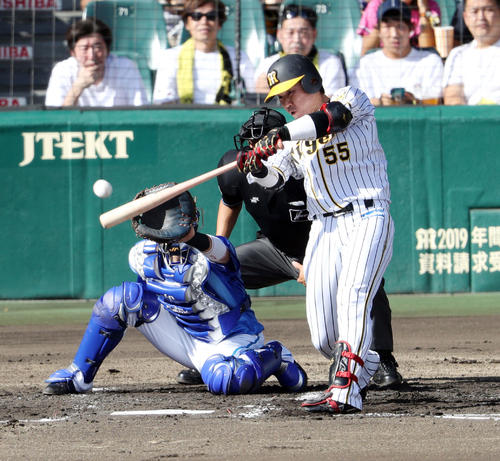 阪神対DeNA　2回裏阪神1死三塁、右中間へ先制の適時二塁打を放つ陽川（撮影・前田充）