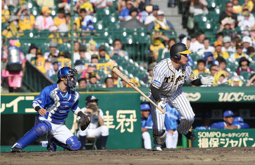 阪神対DeNA　3回裏阪神1死二塁、福留は中前適時打を放つ（撮影・上山淳一）