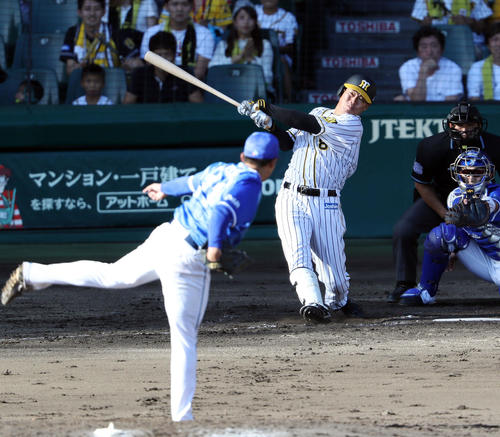 阪神対DeNA　5回裏阪神1死三塁、中前適時打を放つ福留（撮影・前田充）