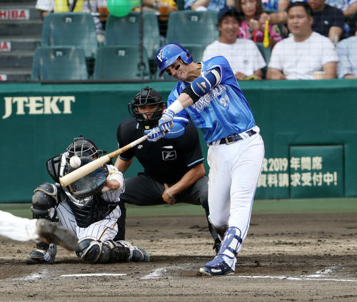 阪神対DeNA　7回表DeNA2死一、三塁、同点となる中越え3点本塁打を放つソト（撮影・前田充）