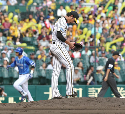 阪神対DeNA　7回表DeNA2死一、三塁、ソト（左）に同点の中越え3点本塁打を浴びガックリする藤浪（右）（撮影・上山淳一）