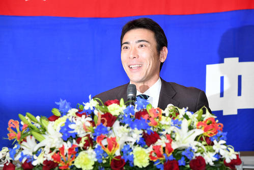 笑顔で引退会見を行った荒木（撮影・前岡正明）