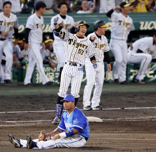 阪神対DeNA　10回裏阪神2死満塁、右前サヨナラ適時打を放ち、ガッツポーズする島田（撮影・前田充）