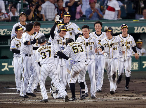阪神対DeNA　10回裏阪神2死満塁、サヨナラ打を放った島田を笑顔で迎える阪神ナイン（撮影・前田充）