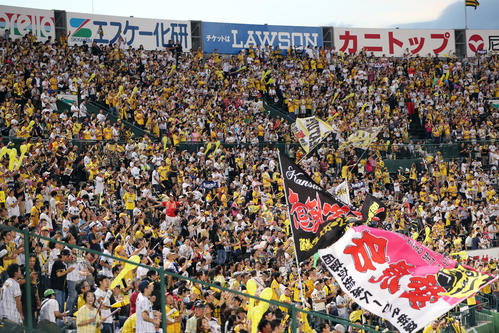 阪神対DeNA　甲子園球場での久しぶりの勝利に試合後も応援歌を歌って喜ぶ阪神ファン（撮影・前田充）