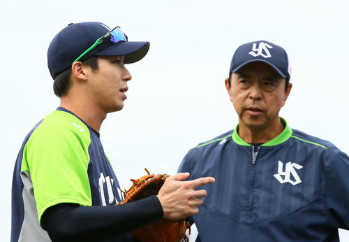 試合前練習中、談笑するヤクルトの山田哲(左)と小川監督(撮影・足立雅史)