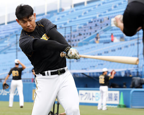 試合前、ティー打撃する原口(撮影・浅見桂子)