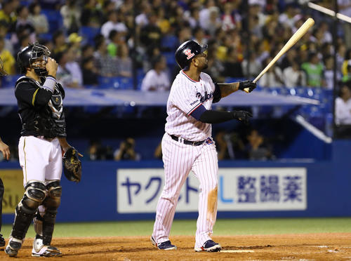 ヤクルト対阪神 2回裏ヤクルト1死一、三塁、左越え3点本塁打を放つバレンティン。捕手梅野(撮影・足立雅史)