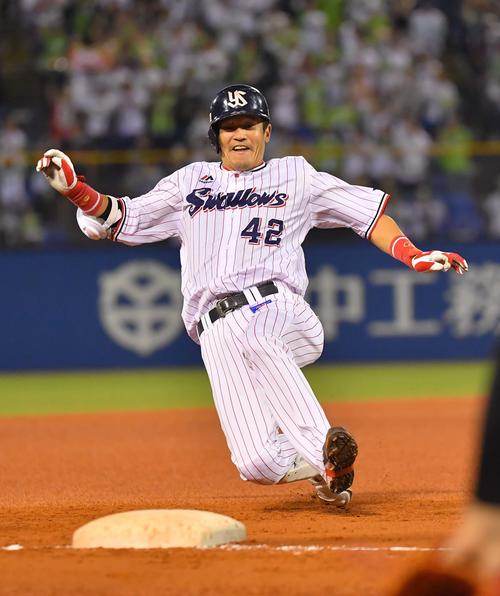 2回裏ヤクルト1死二塁、中越えに適時三塁打を放ち三塁へ滑り込む坂口(撮影・上田博志)