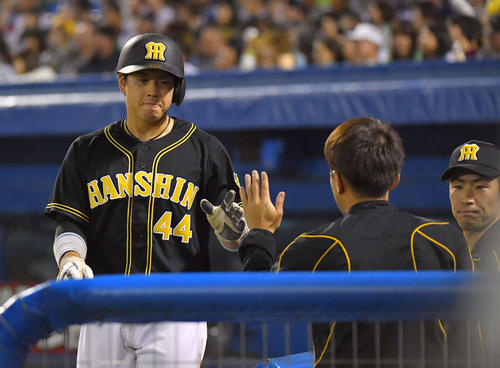 5回表阪神1死一、二塁、西浦直亨の悪送球の間に生還する梅野隆太郎(撮影・上田博志)