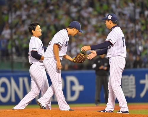 ラスト登板の松岡健一(中央)にボールを渡す小川淳司監督。左は山本哲哉(撮影・上田博志)