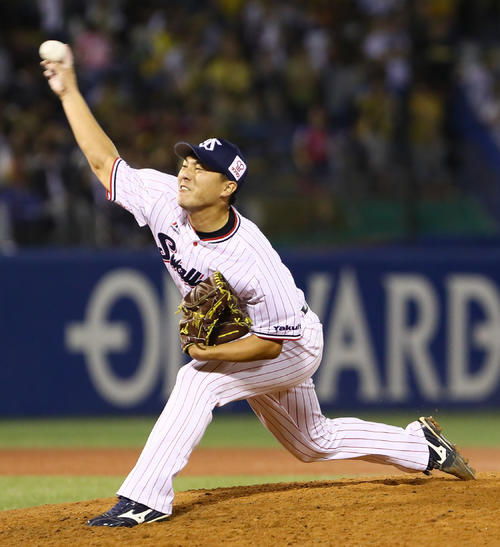 ヤクルト対阪神 引退登板で力投するヤクルト松岡(撮影・足立雅史)