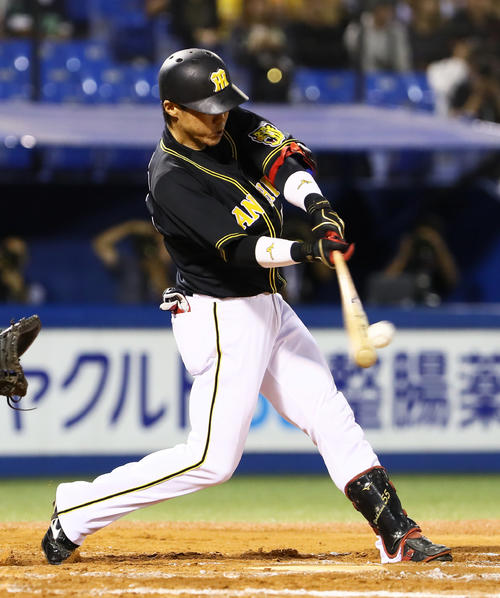 ヤクルト対阪神 8回表阪神2死一、三塁、中越え2点適時二塁打を放つ陽川(撮影・足立雅史)