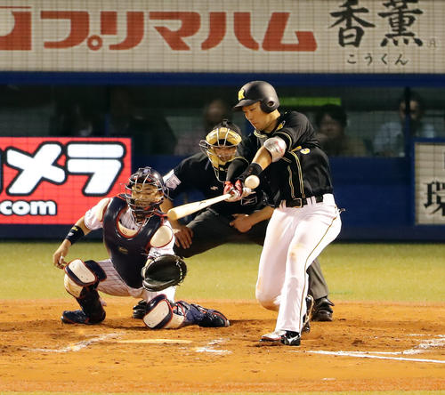 ヤクルト対阪神 8回表阪神2死一、二塁、大山は左適時打を放つ(撮影・浅見桂子)