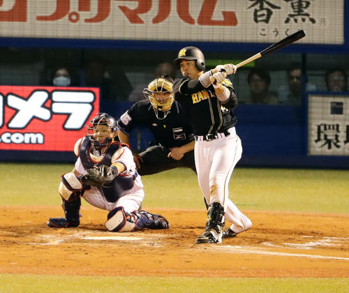 ヤクルト対阪神 8回表阪神2死二塁、梅野は右適時打を放つ(撮影・浅見桂子)