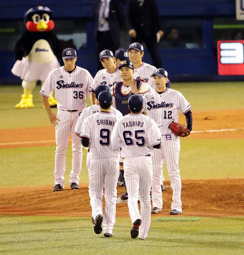 ヤクルト対阪神 6連勝で、ハイタッチする石山(右)らヤクルトナイン(撮影・浅見桂子)