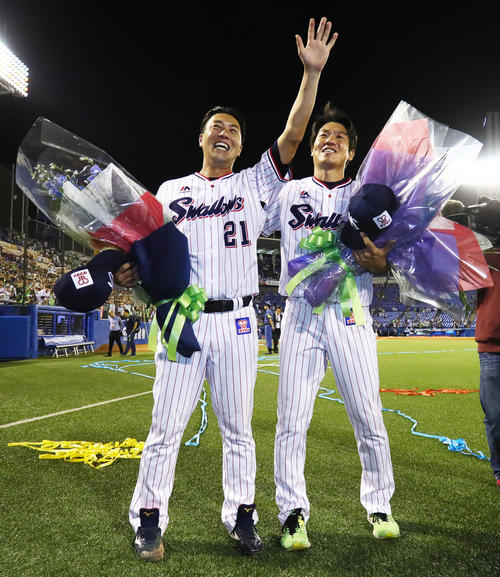 引退セレモニーを終え笑顔で声援に応えるヤクルト松岡(左)と山本(撮影・足立雅史)