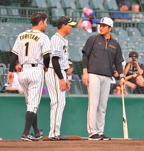 阪神対巨人　高橋由伸監督（右）にあいさつする福留孝介（中央）と鳥谷敬（撮影・上田博志）＝2018年10月9日、甲子園球場