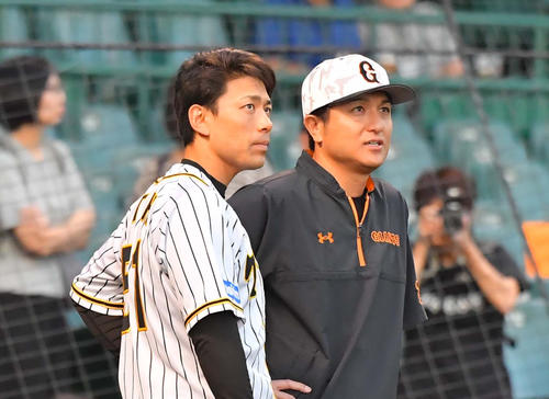 阪神対巨人　高橋由伸監督（右）にあいさつする伊藤隼太（撮影・上田博志）