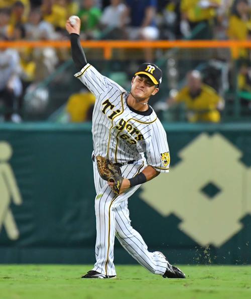 3回表巨人2死一、二塁、田中の打球を本塁へ送球し小林を刺す板山（撮影・上田博志）