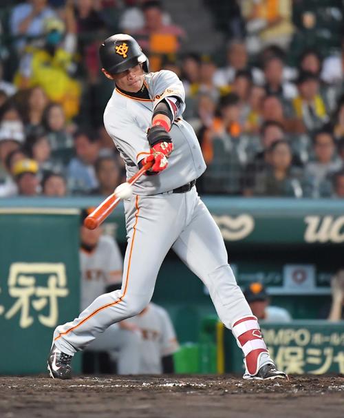5回表巨人2死一、二塁、右越えへ2点適時三塁打を放つ陽（撮影・上田博志）