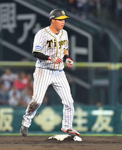 6回裏阪神1死三塁、右中間へ適時二塁打を放つ大山（撮影・上田博志）