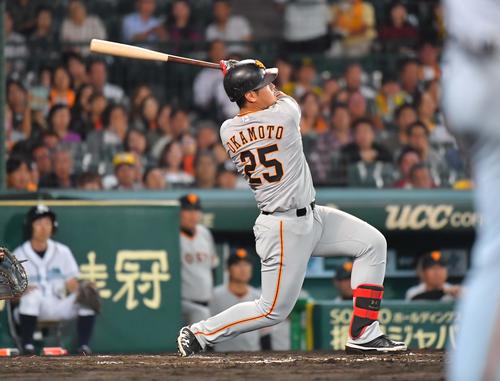 阪神対巨人　8回表巨人2死二塁、左中間へ2点本塁打を放つ岡本和真（撮影・上田博志）