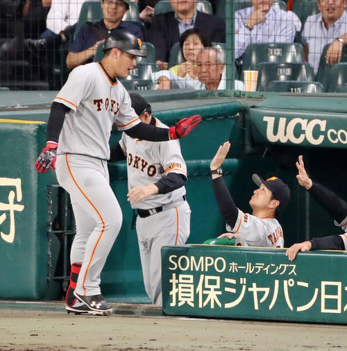 阪神対巨人　7回表巨人無死、岡本和真の左越えソロ本塁打をベンチで迎える高橋由伸監督（撮影・加藤哉）