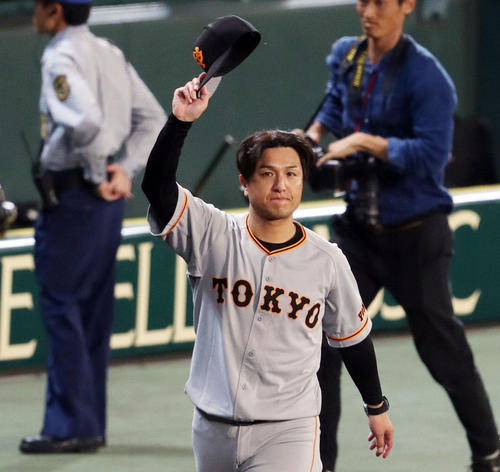 阪神対巨人　阪神に勝利し、ファンの声援に応える高橋監督（撮影・前田充）