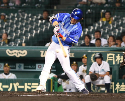 阪神対DeNA 4回表DeNA2死一塁三塁、倉本は先制の中前打を放つ(撮影・上山淳一)