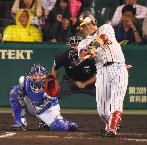 阪神対DeNA 6回裏阪神1死、代打中谷は左越え同点本塁打を放つ(撮影・宮崎幸一)