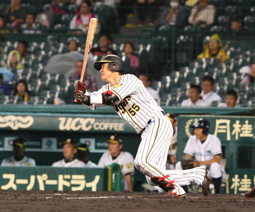 阪神対DeNA　6回裏1死二塁、陽川は右に適時二塁打を放つ（撮影・上山淳一）