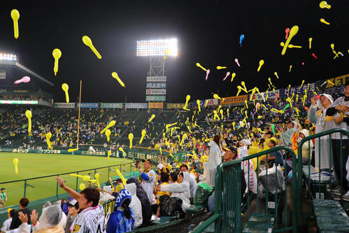 阪神対DeNA 7回裏阪神無死、風船飛ばす阪神ファンだが夜空はスカスカ(撮影・宮崎幸一)