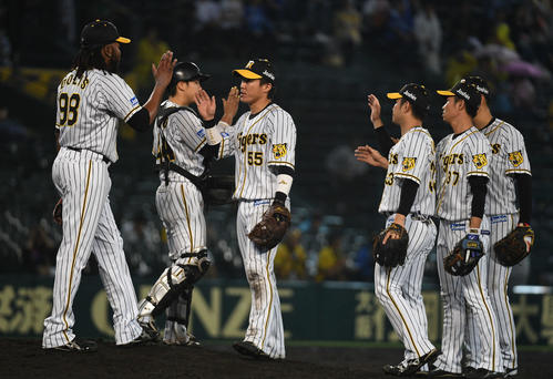 阪神対DeNA 陽川尚将(左から3人目)を中心に喜び合う阪神ナイン(撮影・渦原淳)