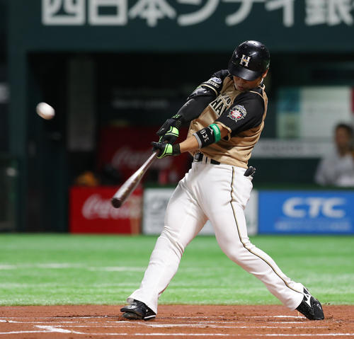 日本ハム対ソフトバンク　1回表日本ハム2死、近藤は左越え本塁打を放つ（撮影・佐藤翔太）