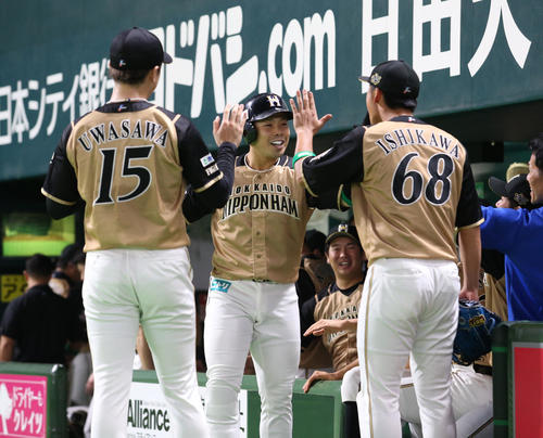 日本ハム対ソフトバンク　1回表日本ハム2死、左越え本塁打を放ちチームメートに出迎えられる近藤（撮影・佐藤翔太）