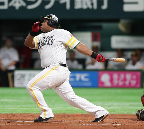 ソフトバンク対日本ハム　1回裏ソフトバンク無死満塁、デスパイネは右越え満塁本塁打を放つ（撮影・佐藤翔太）