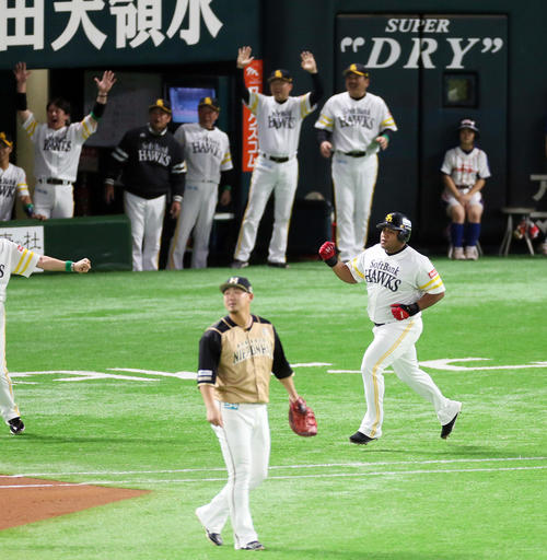 ソフトバンク対日本ハム　1回裏ソフトバンク無死満塁、デスパイネは右越えに勝ち越し満塁本塁打を放つ。投手上沢（撮影・栗木一考）
