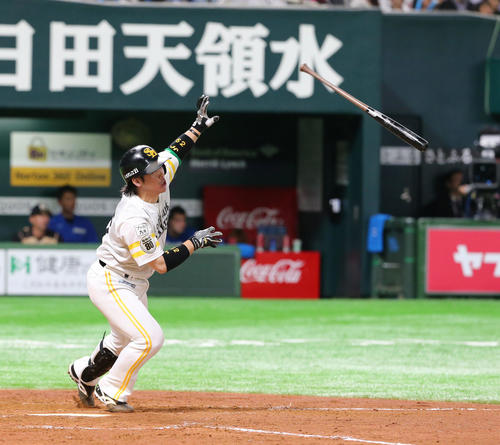 ソフトバンク対日本ハム　3回裏ソフトバンク1死一塁、甲斐拓也は右越えに2点本塁打を放つ（撮影・梅根麻紀）