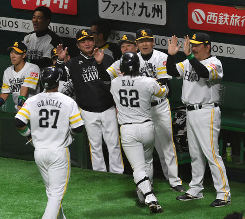 ソフトバンク対日本ハム　3回裏ソフトバンク1死二塁、甲斐は右越えに2点本塁打を放ち工藤監督に迎えられる（撮影・今浪浩三）