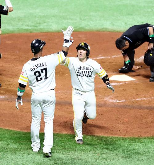 ソフトバンク対日本ハム　3回裏ソフトバンク1死二塁、右越え2点本塁打を放ちグラシアルとハイタッチする甲斐（撮影・黒川智章）