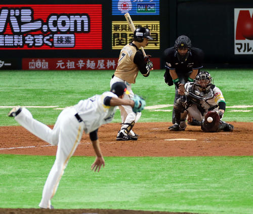 ソフトバンク対日本ハム　4回表日本ハム1死満塁、西川遥輝は押し出し四球を選ぶ。投手アリエル・ミランダ（撮影・栗木一考）