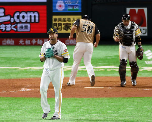 ソフトバンク対日本ハム　4回表日本ハム1死満塁、西川遥輝に押し出し四球を与えるアリエル・ミランダ。後方は生還する横尾俊建（撮影・栗木一考）