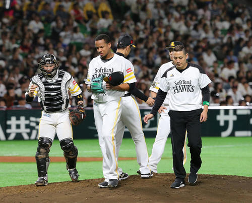 ソフトバンク対日本ハム　4回に押し出し2つ。4回途中で降板するミランダ（中央）（撮影・梅根麻紀）