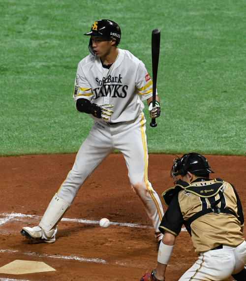 ソフトバンク対日本ハム　6回裏ソフトバンク2死一、三塁、柳田悠岐のとき、加藤貴之の暴投で三塁走者の明石健志が生還する（撮影・今浪浩三）