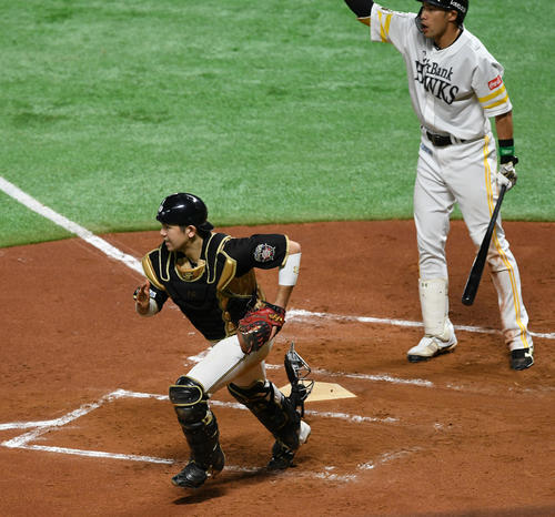 ソフトバンク対日本ハム　6回裏ソフトバンク2死一、三塁、柳田悠岐のとき、加藤貴之の暴投で三塁走者の明石健志が生還する（撮影・今浪浩三）