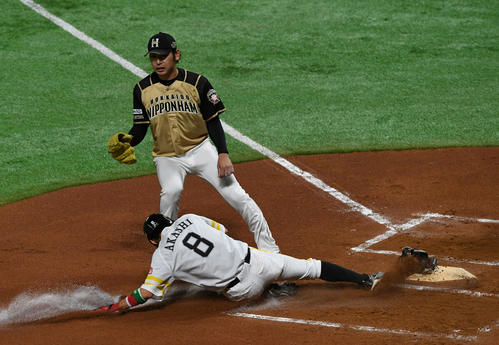ソフトバンク対日本ハム　6回裏ソフトバンク2死一、三塁、柳田悠岐のとき、加藤貴之の暴投で三塁走者の明石健志が生還する（撮影・今浪浩三）