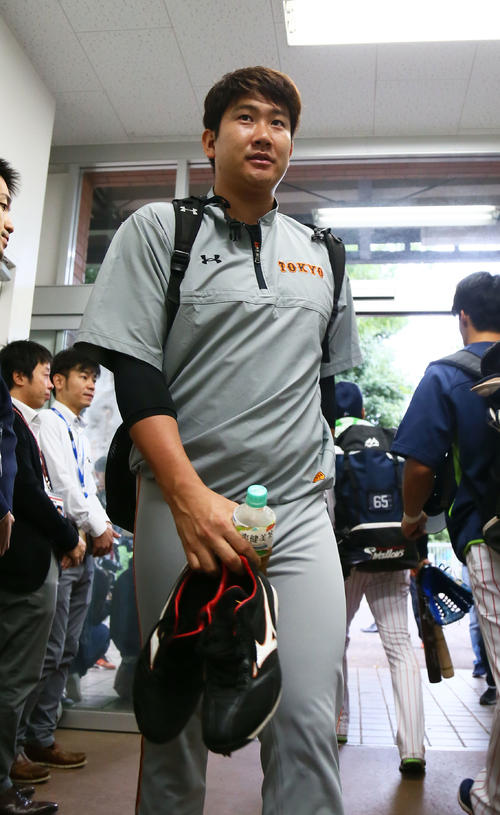 試合前、室内練習場へと入る巨人菅野（撮影・足立雅史）